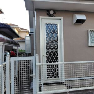 🏠勝手口ドア🏠古い勝手口ドアをLIXILリシェントに交換し、防犯性・断熱性アップ
