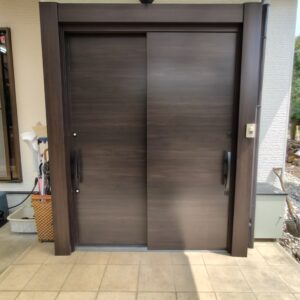 🏠千葉市🏠玄関引戸をリフォーム LIXIL「リシェント玄関引戸2」で落ち着いた玄関へ✨